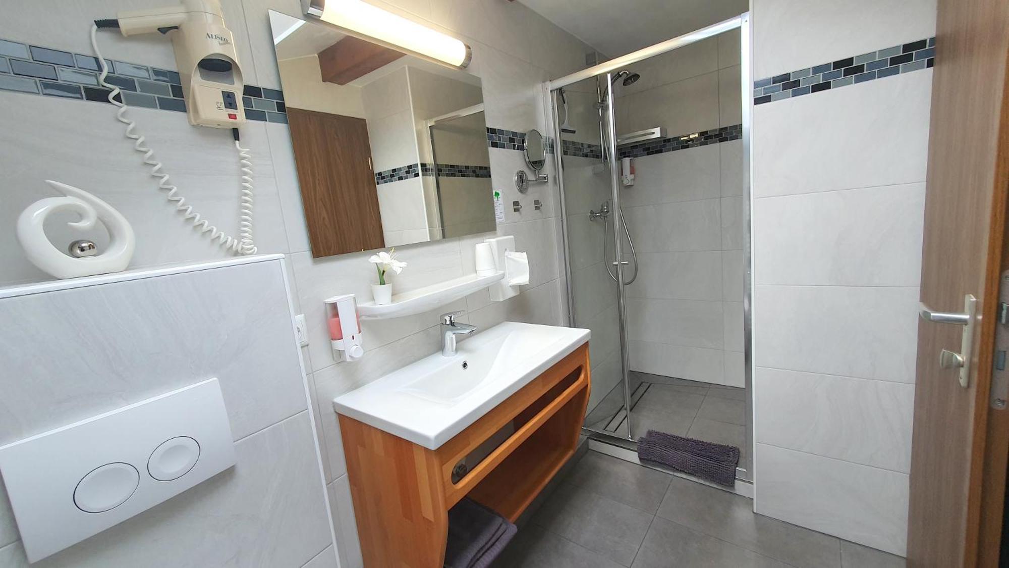 Hotel Garni Haus Alpine - Chiemgau Karte Inkl 루폴딩 외부 사진